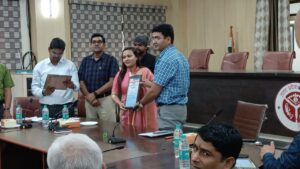 Prayagraj News : जिलाधिकारी ने मतदाता जागरूकता अभियान तहत अच्छा कार्य करने वाले स्वीप के सदस्यों को किया सम्मानित