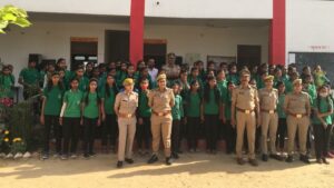 Agra News: पुलिस ने स्कूल, बैंकों के पास चलाया मिशन शक्ति जागरुकता अभियान