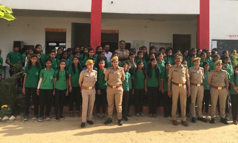 Agra News: पुलिस ने स्कूल, बैंकों के पास चलाया मिशन शक्ति जागरुकता अभियान