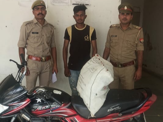 Agra News: अवैध शराब के साथ पकड़ा बाइक सवार युवक