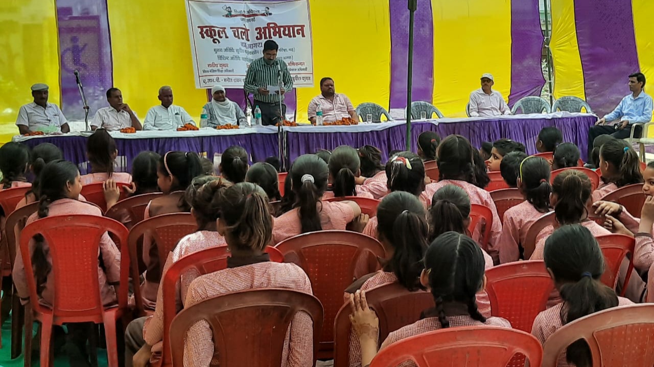 Agra News: परिषदीय विद्यालयों में नामांकन बढ़ाने के लिए शुरू किया गया स्कूल चलो अभियान