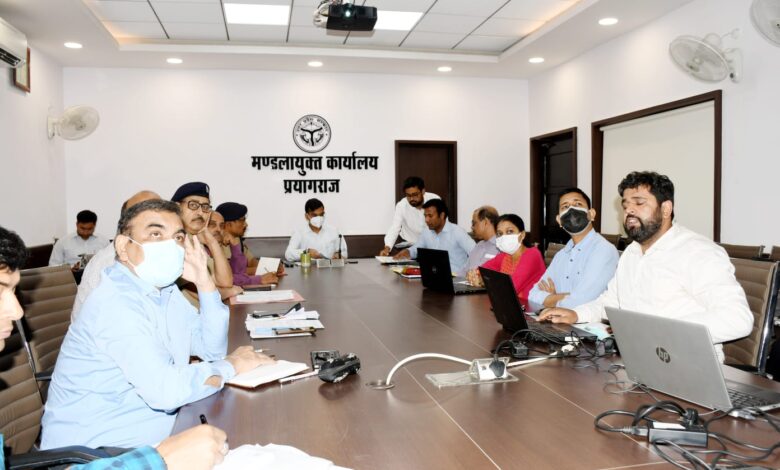 Prayagraj News :महाकुंभ 2025 के दृष्टिगत जनपद की विभिन्न सड़कों के चौड़ीकरण एवं सुंदरीकरण हेतु मंडलायुक्त ने की समीक्षा बैठक