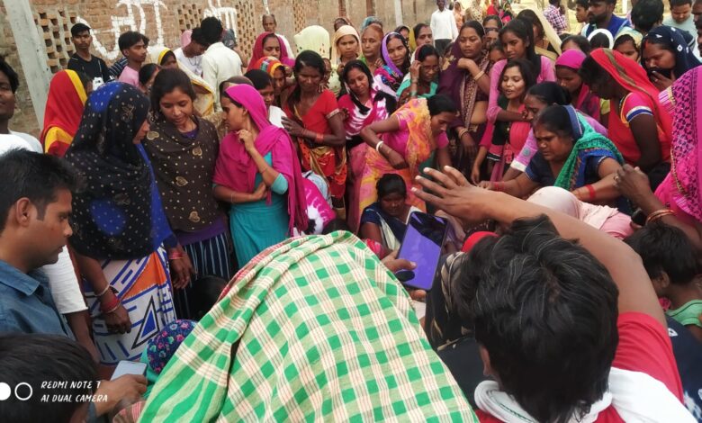 अम्बेडकर नगर न्यूज तीन मंजिल की छत से गिरने से युवक की हुई मौत परिजनों मे मजा कोहराम