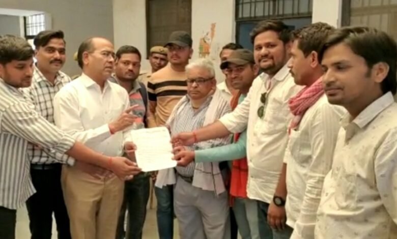 Agra News: बलिया में पत्रकारों की गिरफ्तारी पर भड़के ग्रामीण पत्रकार एसोसिएशन के सदस्य