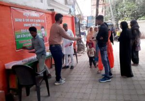 अम्बेडकर नगर न्यूज समाजसेवी बरकत अली द्वारा रोजा इफ्तार पार्टी का आयोजन