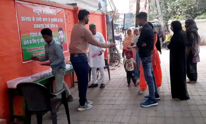 अम्बेडकर नगर न्यूज समाजसेवी बरकत अली द्वारा रोजा इफ्तार पार्टी का आयोजन