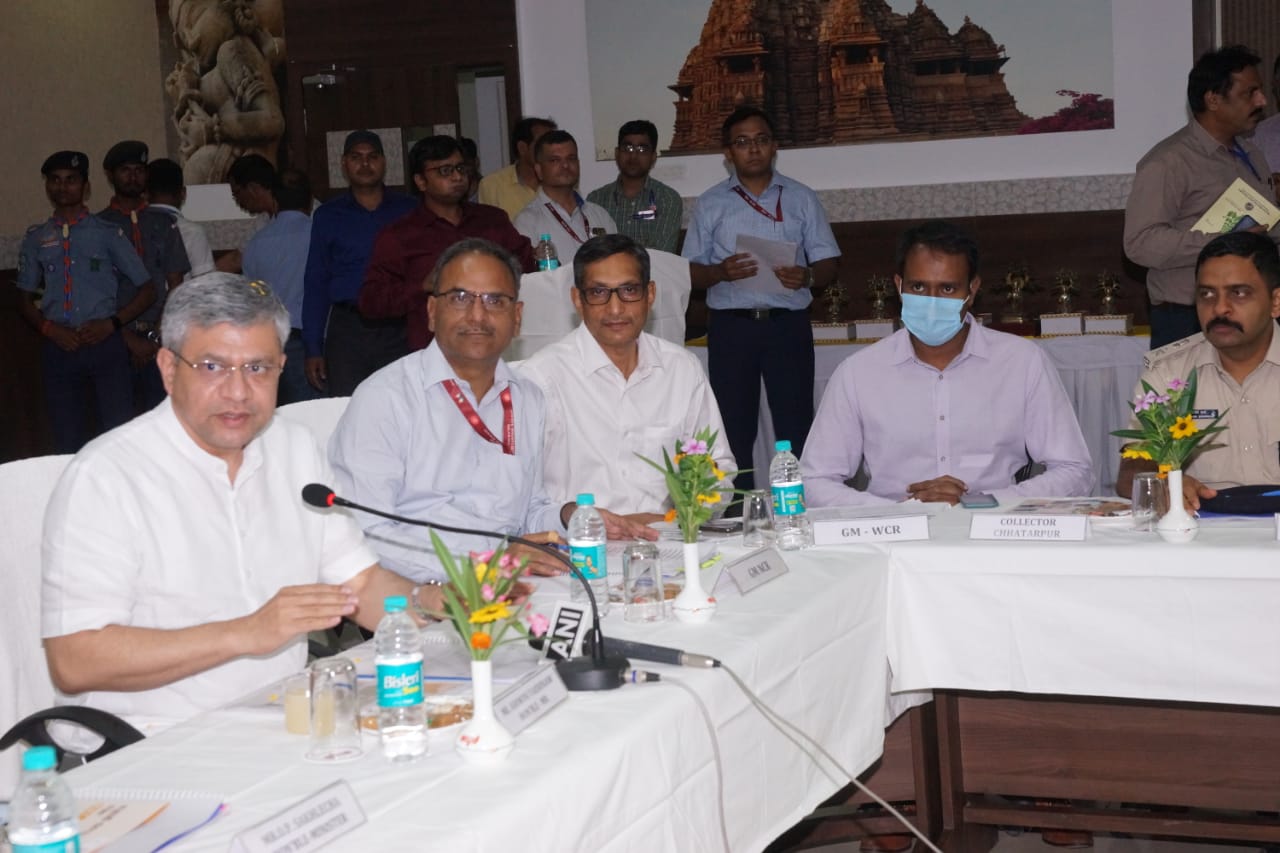 खजुराहो का दौरा कर उत्तर मध्य रेलवे एवं पश्चिम मध्य रेलवे के महाप्रबंधकों सहित प्रमुख अधिकारियों से जनप्रतिनिधियों सहित की वार्ता । खजुराहो सहित उत्तर मध्य रेलवे के आधारभूत संरचना विकास और पुनर्विकास योजनाओं के बारे में की चर्चा।