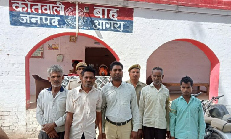 Agra News: झगड़ा करने वालों पर पुलिस ने की कार्यवाही