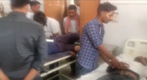 Agra News: दो बाइको की आमने-सामने भीषण भिड़ंत में पाँच लोग हुए घायल
