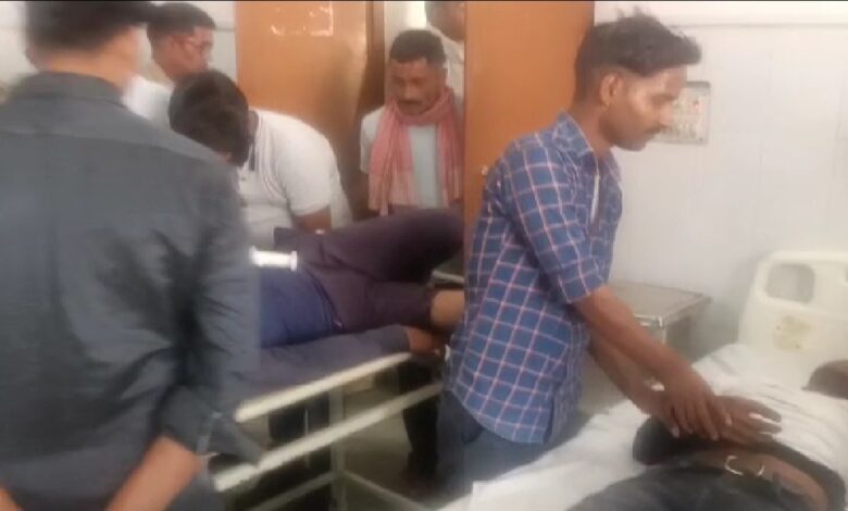 Agra News: दो बाइको की आमने-सामने भीषण भिड़ंत में पाँच लोग हुए घायल