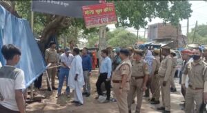Agra News: सड़क किनारे अवैध अतिक्रमण पर बुलडोजर चलने पर दुकानदारों में मचा हड़कंप