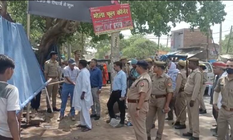 Agra News: सड़क किनारे अवैध अतिक्रमण पर बुलडोजर चलने पर दुकानदारों में मचा हड़कंप