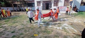 Prayagraj News :नागरिक सुरक्षा के स्वयं सेवकों द्वारा काल्पनिक हवाई हमले से बचाव का किया गया सजीव प्रदर्शन