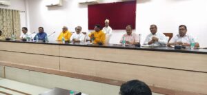 Prayagraj News :मा0 मंत्री पंचायती राज विभाग ने मण्डल के विभागीय अधिकारियों के साथ बैठक करते हुए कार्यों की समीक्षा की