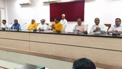Prayagraj News :मा0 मंत्री पंचायती राज विभाग ने मण्डल के विभागीय अधिकारियों के साथ बैठक करते हुए कार्यों की समीक्षा की