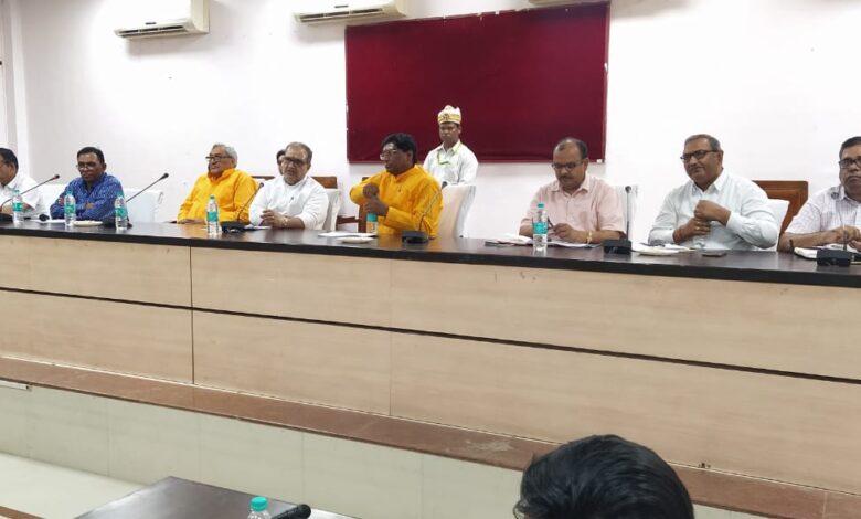 Prayagraj News :मा0 मंत्री पंचायती राज विभाग ने मण्डल के विभागीय अधिकारियों के साथ बैठक करते हुए कार्यों की समीक्षा की