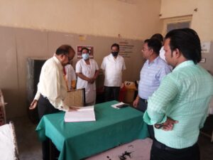 Prayagraj News :मुख्य चिकित्सा अधिकारी ने सामुदायिक स्वास्थ्य केन्द्र मेजा का किया आकस्मिक निरीक्षण