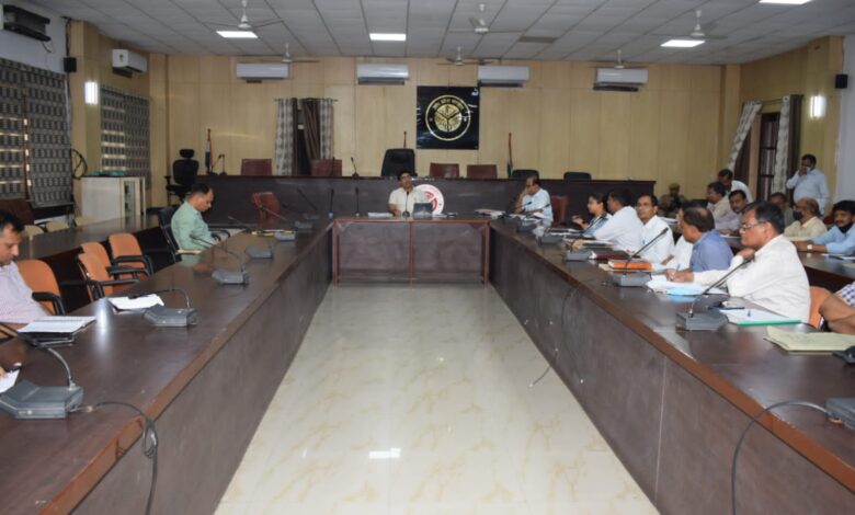 Prayagraj news :राजस्व वसूली के प्रगति की समीक्षा में जिलाधिकारी के तल्ख तेवर