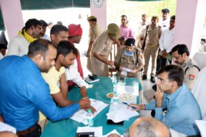 Prayagraj News : मण्डलायुक्त एवं आईजी ने हण्डिया थाने में पहुंचकर सुनी जन समस्यायें, दिए आवश्यक दिशा-निर्देश