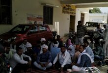Agra News: दो माह से वेतन नहीं मिलने पर विद्युत संविदा कर्मियों ने किया धरना प्रदर्शन