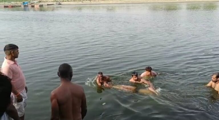 Agra News: यमुना नदी में डूबने से तीन युवकों हुई मौत परिजनों में मचा कोहराम