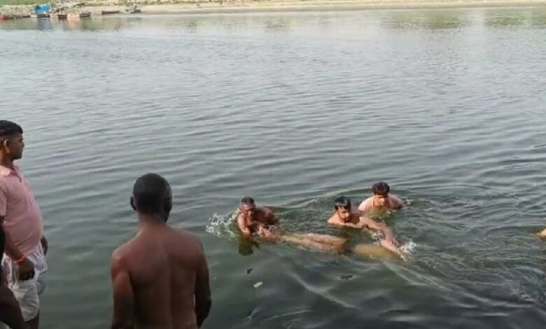 Agra News: यमुना नदी में डूबने से तीन युवकों हुई मौत परिजनों में मचा कोहराम