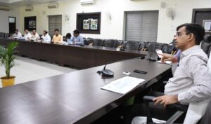 Prayagraj news :2025 महाकुंभ को भी दिव्य एवं भव्य बनाने के दृष्टिगत प्रमुख सचिव नगर विकास ने सभी वरिष्ठ अधिकारियों से वीडियो कॉन्फ्रेंसिंग के माध्यम से बैठक की