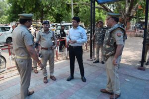 Prayagraj News : मण्डलायुक्त, आईजी, जिलाधिकारी एवं वरिष्ठ पुलिस अधीक्षक भ्रमणशील रह कर स्थिति का लेते रहे जायजा