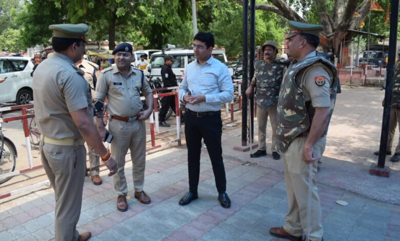 Prayagraj News : मण्डलायुक्त, आईजी, जिलाधिकारी एवं वरिष्ठ पुलिस अधीक्षक भ्रमणशील रह कर स्थिति का लेते रहे जायजा