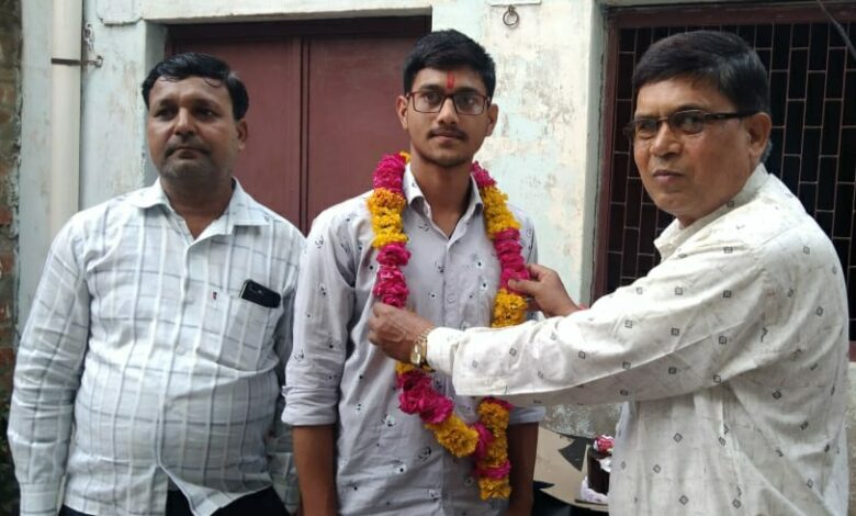 Agra News: बाह के छात्र ने इंटर मीडिएट की परीक्षा में किया जिला टॉप