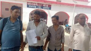 Agra News: ग्रामीणों ने बी वी एम निधि कम्पनी पर लगाया लाखों रुपये डकारने का आरोप