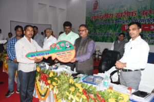 Prayagraj News :कृषि उत्पादन आयुक्त ने प्रयागराज, विंध्याचल एवं वाराणसी मण्डल की संयुक्त मण्डलीय खरीफ उत्पादकता गोष्ठी का दीप प्रज्जवलन कर किया शुभारम्भ