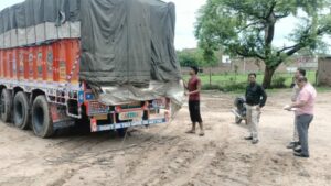 Agra News: कालाबाजारी के लिए जा रहा सरकारी चावल लदा ट्रक पुलिस ने पकड़ा