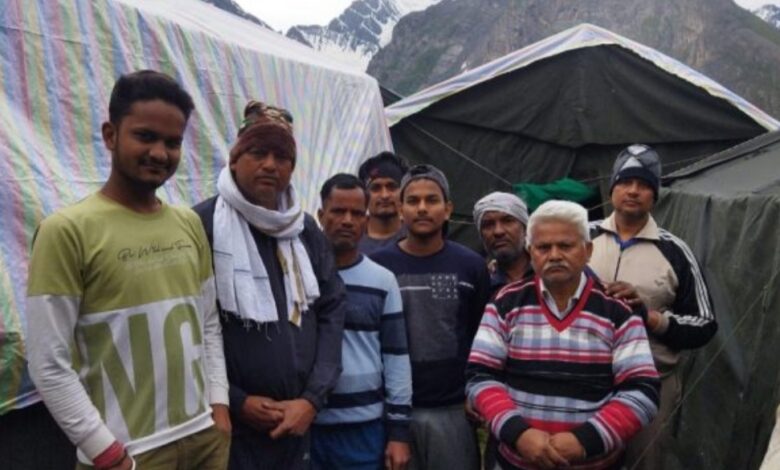 Agra News: अमरनाथ यात्रा में गए बाह के तेरह लोगों को बचावकर्मियों ने सुरक्षित स्थान पर पहुंचाया
