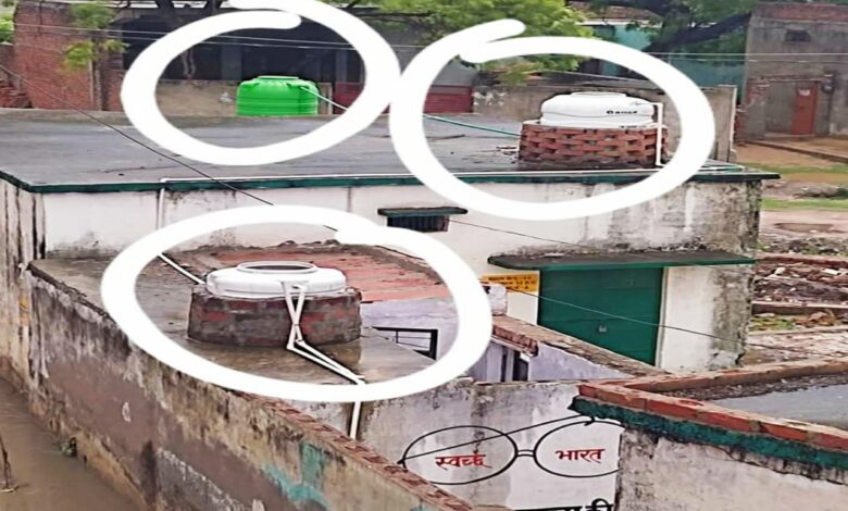 आगरा के बाह में प्राइमरी स्कूल में मासूम बच्चों की जिंदगी से हो रहा खिलवाड़ जिम्मेदार सो रहे कुंभकरण की नींद