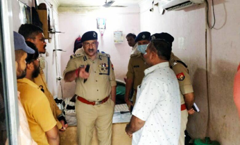 आगरा के थाना कोतवाली अंतर्गत तिवारी गली में हवाला का पैसा लूट बदमाश हुए फरार, लोग दबी जुबान में कह रहे करोड़ो की है डकैती, हवाला का करोड़ो का कारोबार होता है यहाँ से संचलित