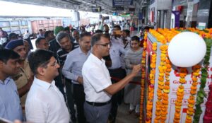 आगरा छावनी स्टेशन पर बोतल प्लास्टिक पर अंकुश लगाने के लिए बोतल क्रशिंग एवं री-साईकिल मशीन लगाई