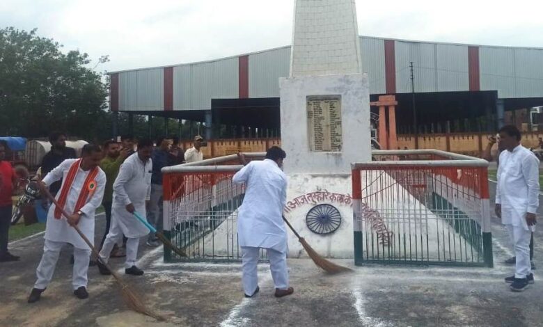 Etawah News: Cleanliness campaign started at Shastri crossroads under Amrit festival of freedom