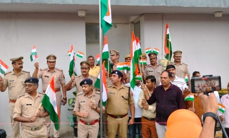 Etawah News: Police personnel of Dial 112 took out the tricolor yatra