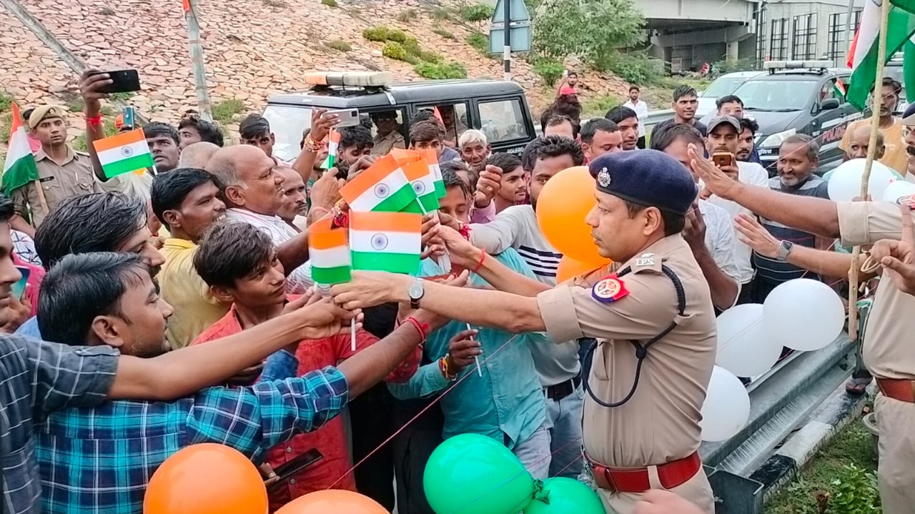 Etawah News: Police personnel of Dial 112 took out the tricolor yatra