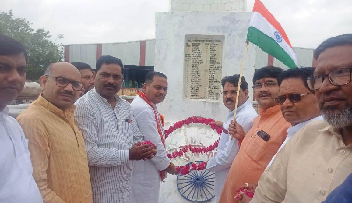 Etawah News: Cleanliness campaign started at Shastri crossroads under Amrit festival of freedom