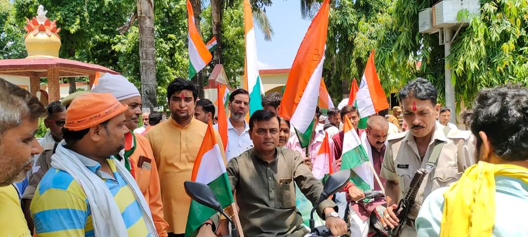 Etawah News: BJP takes out tricolor bike rally