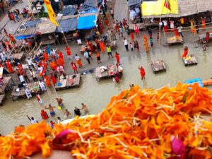 Prayagraj News :कांवड़ यात्रा में आए हुए श्रद्धालुओं पर हेलीकॉप्टर से पुष्प वर्षा की गई