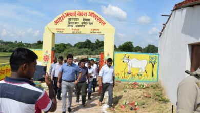 Prayagraj News : जिलाधिकारी ने श्रृंगवेरपुर में स्मृति वाटिका एवं गोवंश आश्रय स्थल का किया निरीक्षण