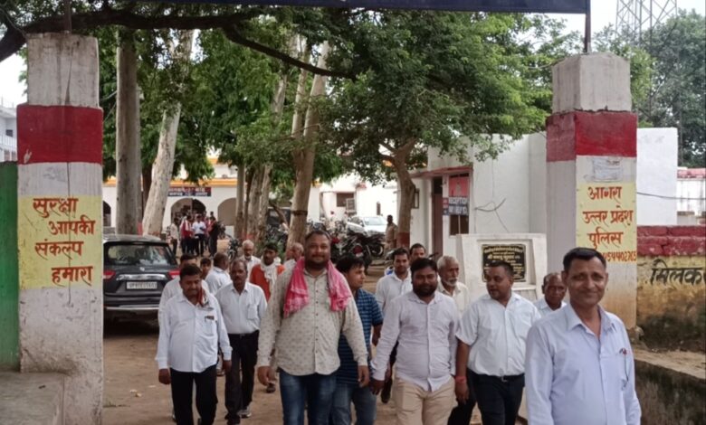 Agra News: पत्रावली के मामले को लेकर लेखपाल और वकीलों में हुई झड़प