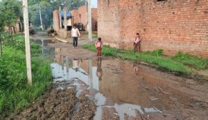 Agra News: स्कूल के रास्ते पर घुटनों तक भरा पानी