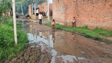 Agra News: स्कूल के रास्ते पर घुटनों तक भरा पानी