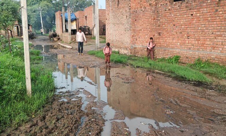Agra News: स्कूल के रास्ते पर घुटनों तक भरा पानी