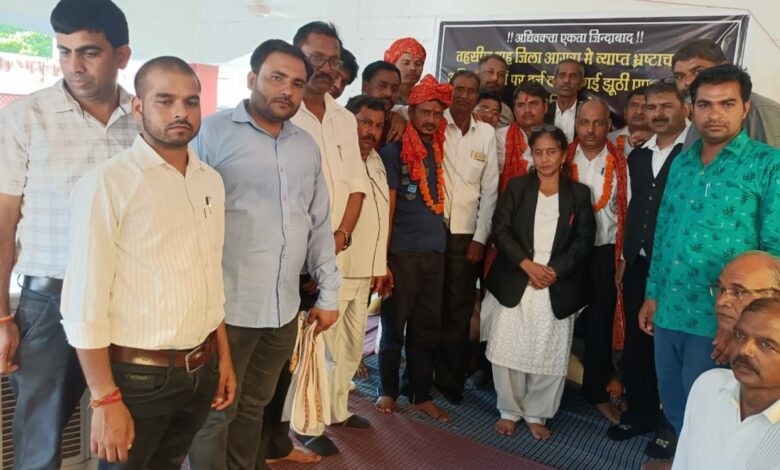 Agra न्यूज: पांचवे दिन भी जारी रहा अधिवक्ताओं का धरना प्रदर्शन और कलम बंद हड़ताल