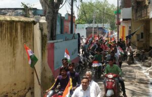 Agra News: विधायक के नेतृत्व में भाजपा कार्यकर्ताओं ने निकाली तिरंगा यात्रा